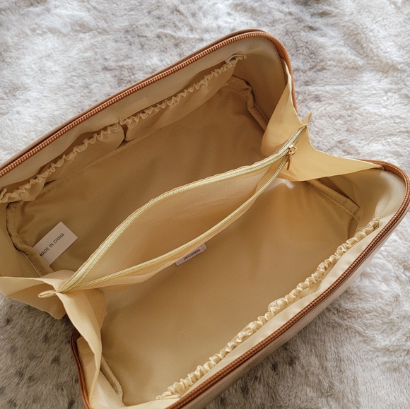 NWT travel cosmetic bag with lots of samples and travel size items - Picture 4 of 16